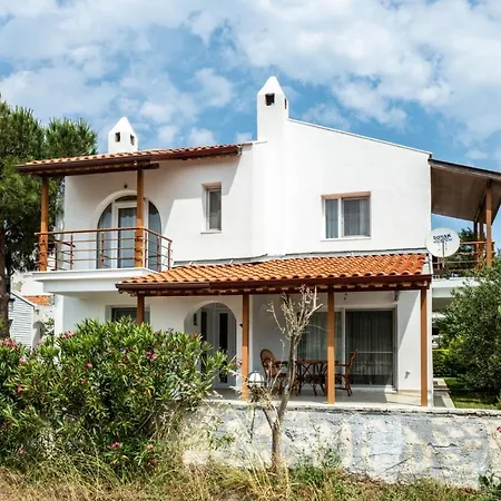 Seafront Duplex With Garden In Ayvalik