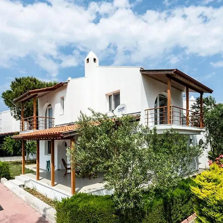 Seafront Duplex With Garden In Ayvalik *