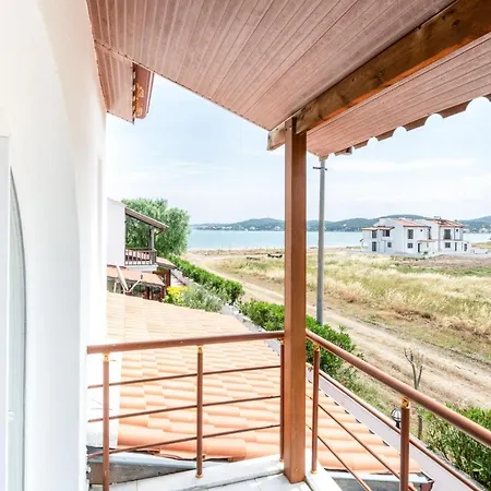 Seafront Duplex With Garden In Ayvalik
